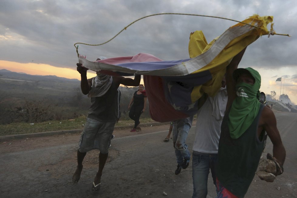 Venezuelou lomcují protesty, armáda uzavřela hranice (24.2.2019)