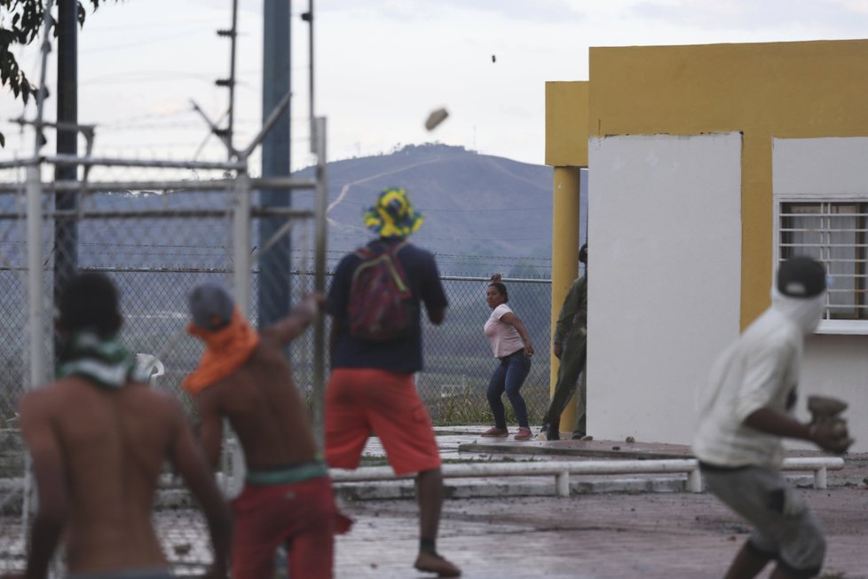 Venezuelou lomcují protesty, armáda uzavřela hranice (24.2.2019)