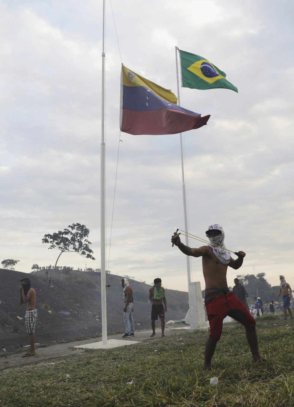 Venezuelou lomcují protesty, armáda uzavřela hranice (24.2.2019)