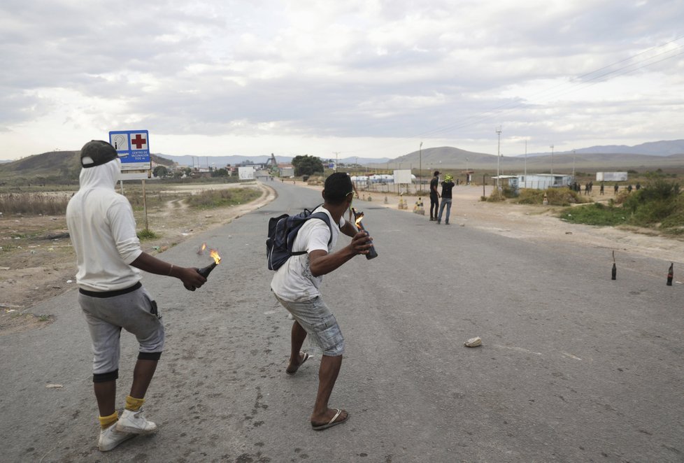 Venezuelou lomcují protesty, armáda uzavřela hranice (24.2.2019)