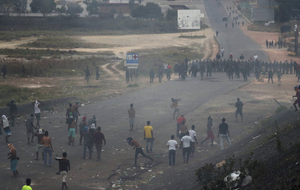 Venezuelou lomcují protesty, armáda uzavřela hranice (24.2.2019)