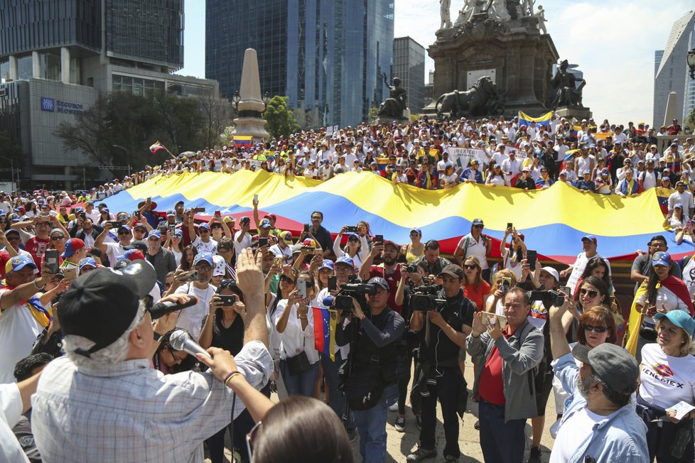 Venezuelou lomcují protesty, armáda uzavřela hranice (24.2.2019)