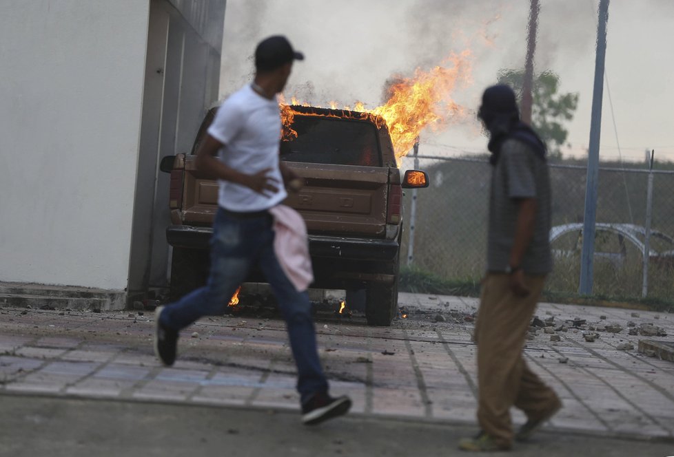 Venezuelou lomcují protesty, armáda uzavřela hranice (24.2.2019)