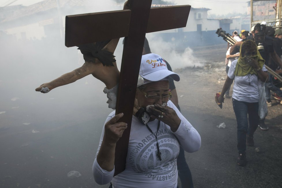 Venezuelou lomcují protesty, armáda uzavřela hranice (24.2.2019)