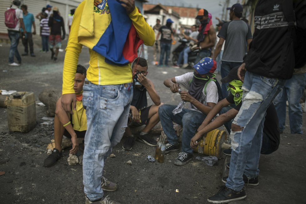 Venezuelou lomcují protesty, armáda uzavřela hranice (24.2.2019)