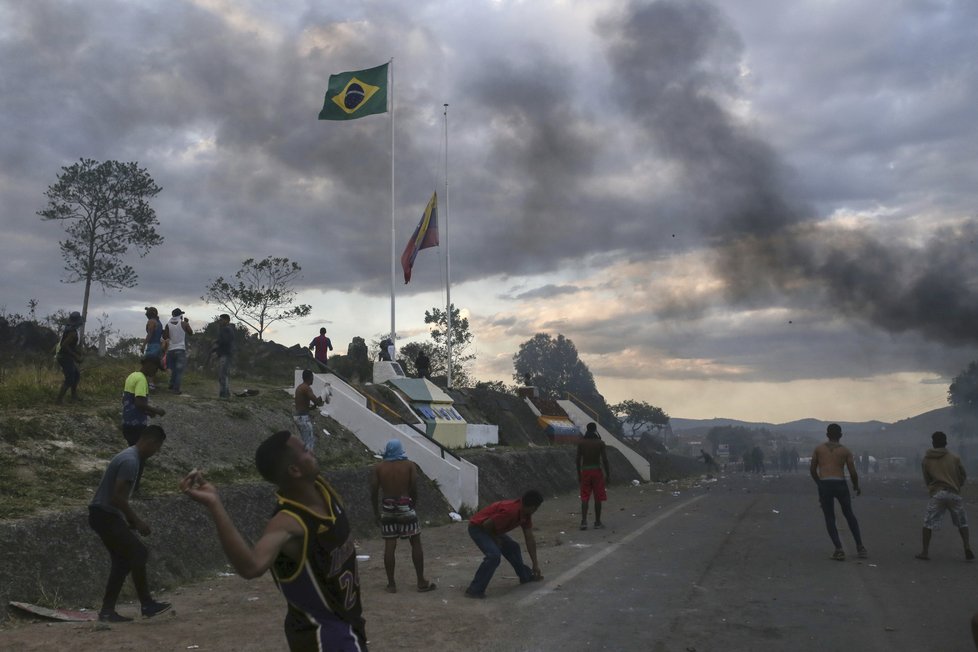 Venezuelou lomcují protesty, armáda uzavřela hranice (24.2.2019)