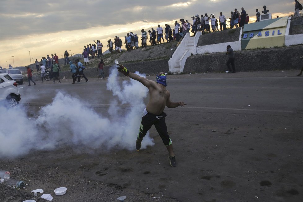 Venezuelou lomcují protesty, armáda uzavřela hranice (24.2.2019)