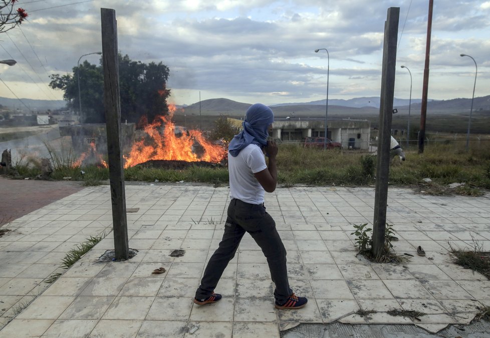Venezuelou lomcují protesty, armáda uzavřela hranice (24.2.2019)