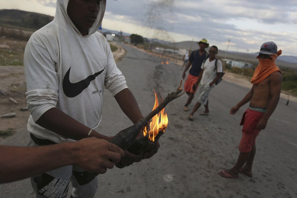 Venezuelou lomcují protesty, armáda uzavřela hranice (24.2.2019)