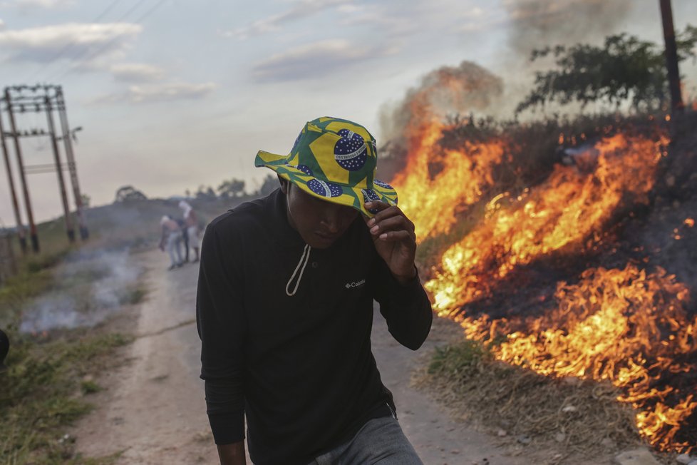 Venezuelou lomcují protesty, armáda uzavřela hranice (24.2.2019)