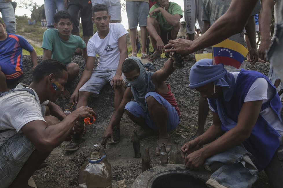 Venezuelou lomcují protesty, armáda uzavřela hranice (24.2.2019)