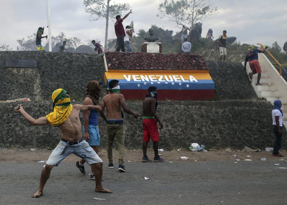 Venezuelou lomcují protesty, armáda uzavřela hranice (24.2.2019)