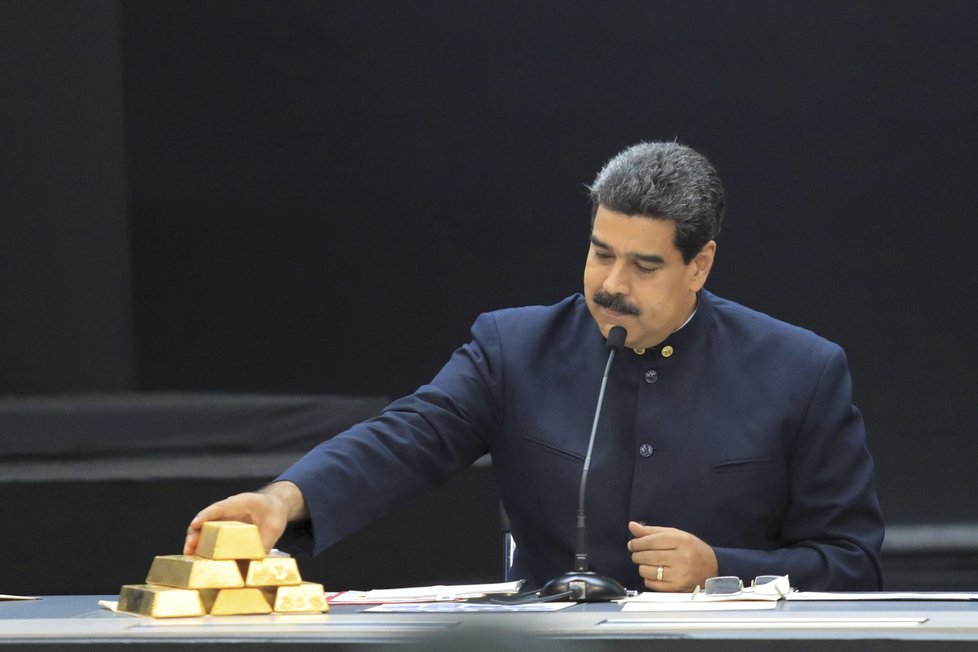 Venezuelský prezident Nicolás Maduro se zlatými cihlami.