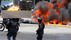 Exploze v Caracasu: Podomácku vyrobená bomba zasáhla policisty na motorkách.