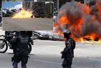 Policisty na motorkách smetla exploze: Ohnivé peklo a válka v ulicích Caracasu