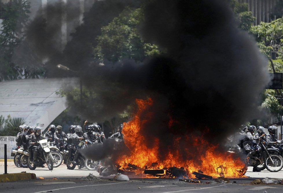 Policisty na motorkách zasáhl výbuch v Caracasu. Šlo patrně o amatérskou bombu.