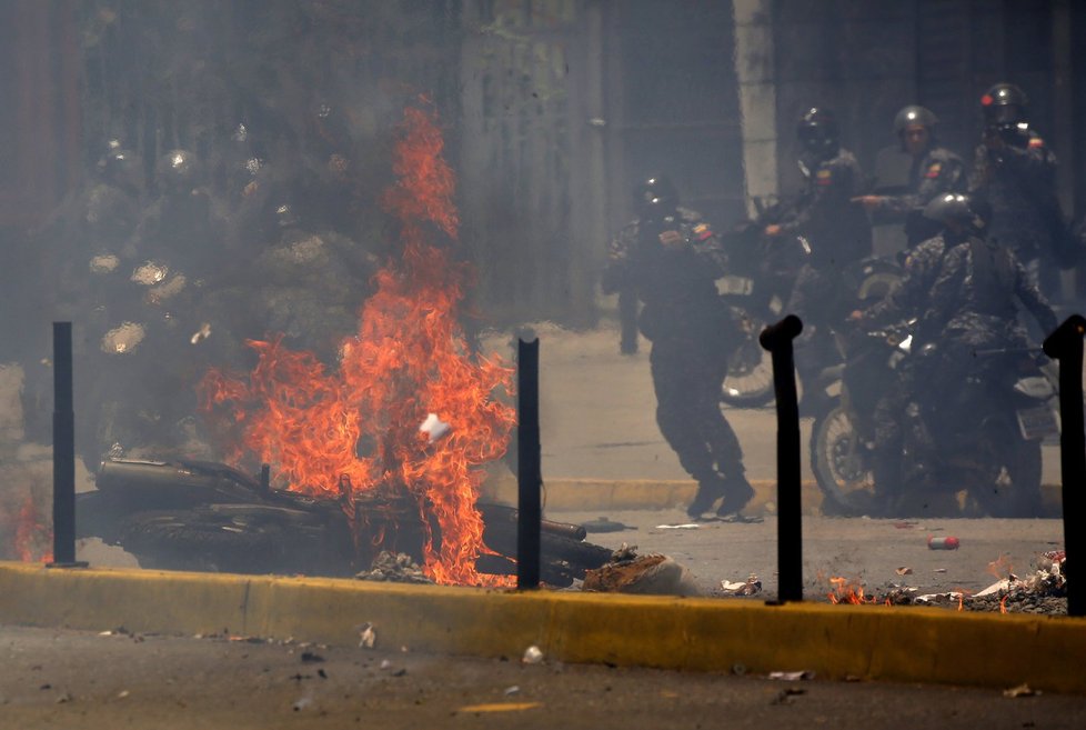 Policisty na motorkách zasáhl výbuch v Caracasu. Šlo patrně o amatérskou bombu.
