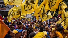 Napětí ve Venezuele stoupá: Opozice vyzývá k neposlušnosti armádu