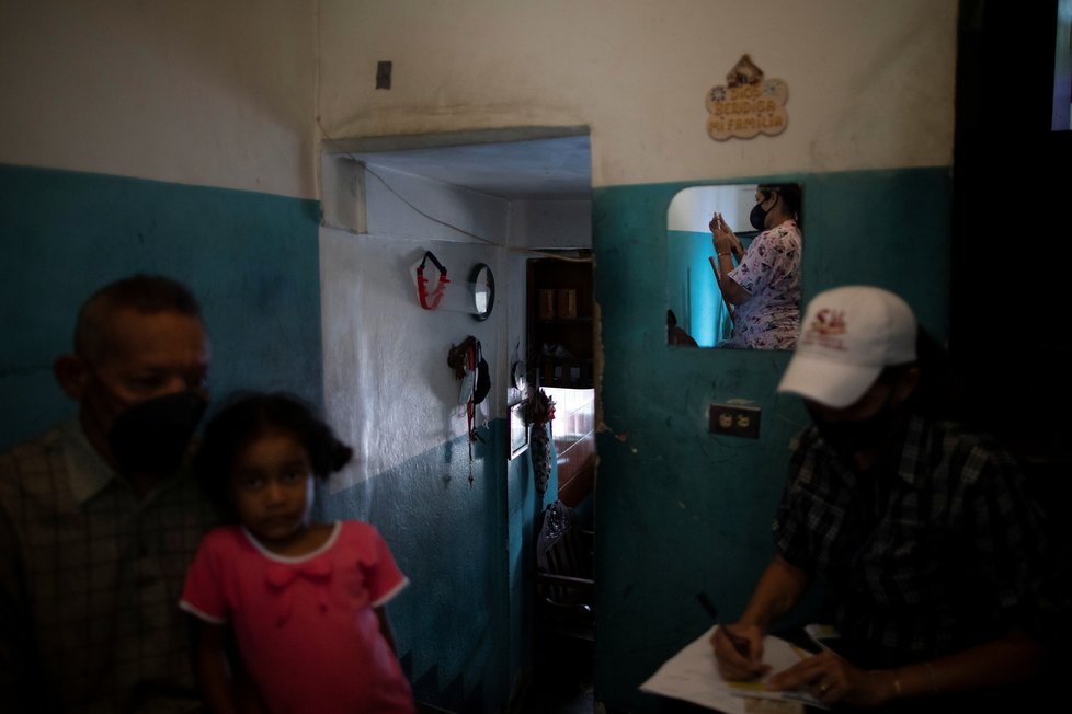 Zdravotníci ve Venezuele obchází domácnosti a očkují lidi (19.9.2021)