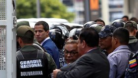 Venezuelská policie neumožnila skupině opozičních poslanců vstup do budovy parlamentu, který si má zvolit nové vedení. (5.1.2020)