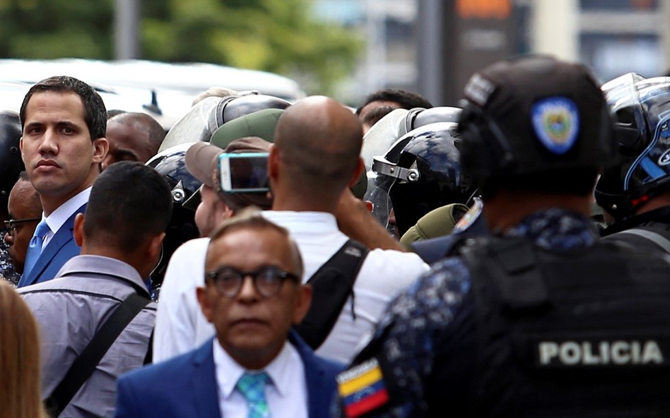 Venezuelská policie neumožnila skupině opozičních poslanců vstup do budovy parlamentu, který si má zvolit nové vedení. (5.1.2020)