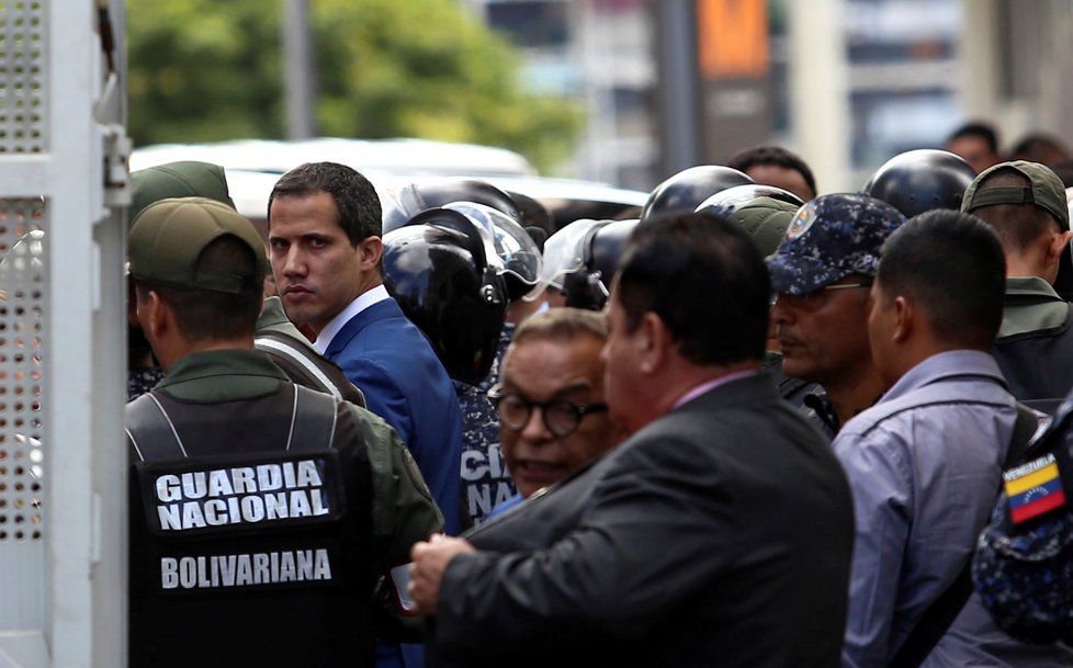 Venezuelská policie neumožnila skupině opozičních poslanců vstup do budovy parlamentu, který si má zvolit nové vedení. (5.1.2020)