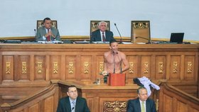 Venezuelský politik Gilber Caro se během projevu v parlamentu pořádně rozohnil.