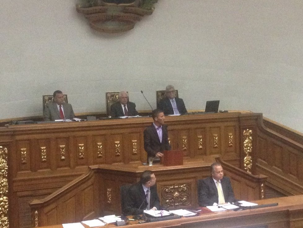 Venezuelský politik Gilber Caro se během projevu v parlamentu pořádně rozohnil.