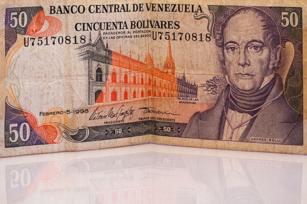 Venezuelský bolívar v posledních letech trápí hyperinflace.