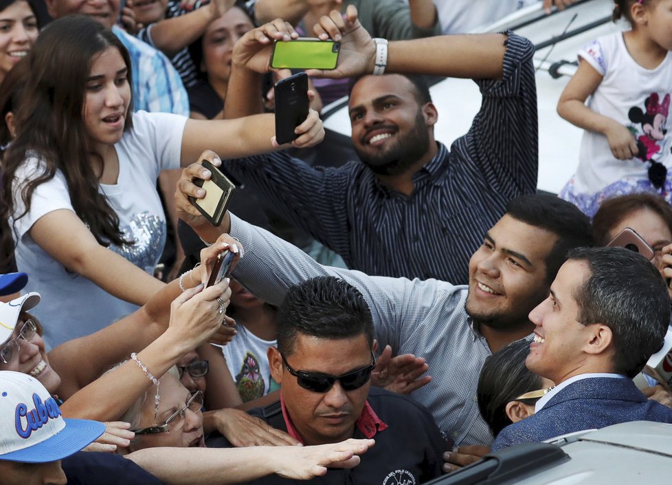 Veneuzuelský protest proti Madurovu režimu: Chybět nemohl ani lídr Guaidó. (6. 4. 2019)