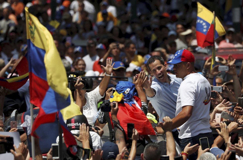 Veneuzuelský protest proti Madurovu režimu: Chybět nemohl ani lídr Guaidó. (6. 4. 2019)