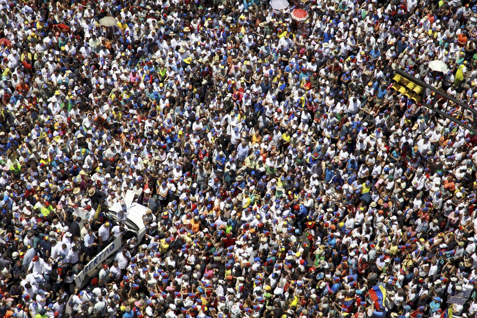 Veneuzuelský protest proti Madurovu režimu: Chybět nemohl ani lídr Guaidó. (6. 4. 2019)