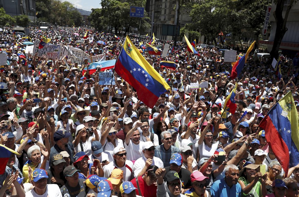 Veneuzuelský protest proti Madurovu režimu: Chybět nemohl ani lídr Guaidó. (6. 4. 2019)