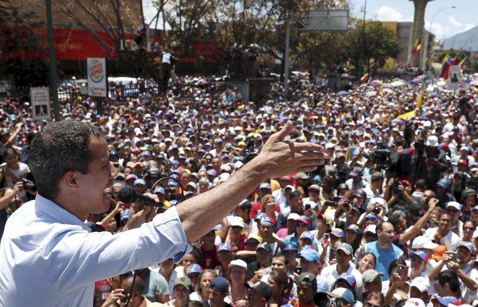 Veneuzuelský protest proti Madurovu režimu: Chybět nemohl ani lídr Guaidó. (6. 4. 2019)