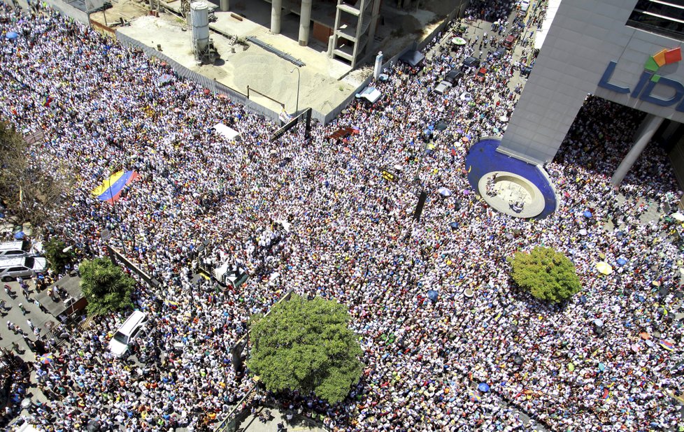 Veneuzuelský protest proti Madurovu režimu: Chybět nemohl ani lídr Guaidó. (6. 4. 2019)