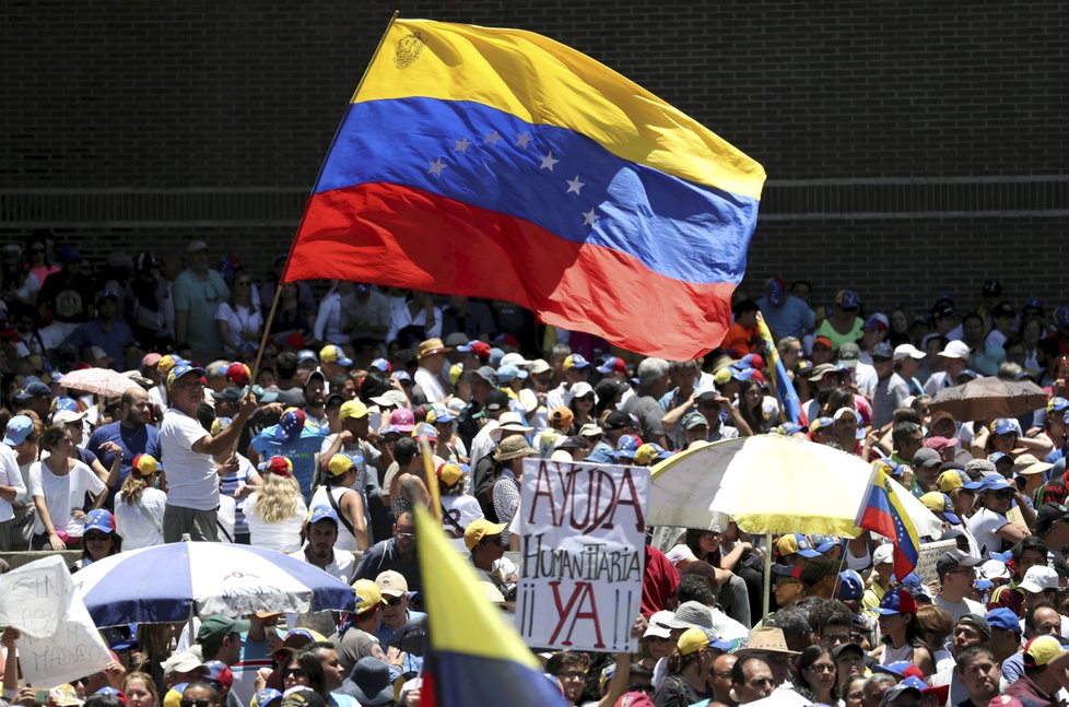 Veneuzuelský protest proti Madurovu režimu: Chybět nemohl ani lídr Guaidó. (6. 4. 2019)