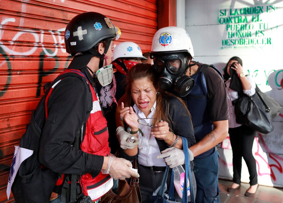 Ve Venezuele zuří protivládní protesty.