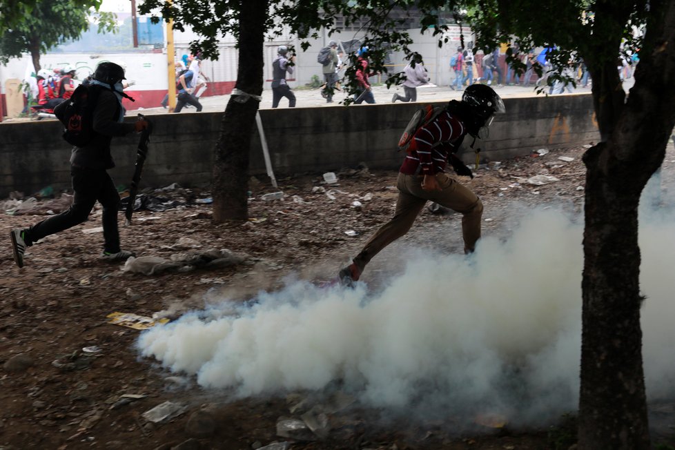 Ve Venezuele zuří protivládní protesty.