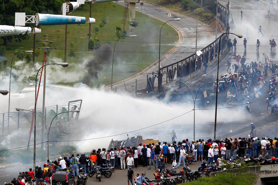 Ve Venezuele zuří protivládní protesty.