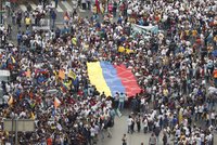 Krvavé demonstrace proti Madurovi: 16 mrtvých, desítky zraněných a zatčených