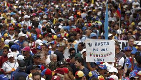Venezuela demonstruje proti Madurovi. Prezidentem byl uznán lídr opozice.