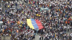 Venezuela demonstruje proti Madurovi. Prezidentem byl uznán lídr opozice.