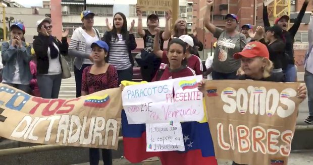 „Máme hlad! Bojujeme o přežití.“ Zbídačení lidé udeřili na prezidenta Venezuely