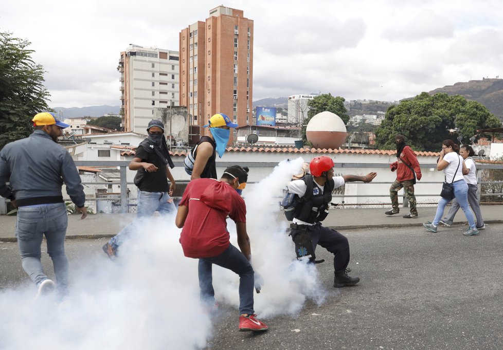 Venezuela demonstruje proti Madurovi. Prezidentem byl uznán lídr opozice