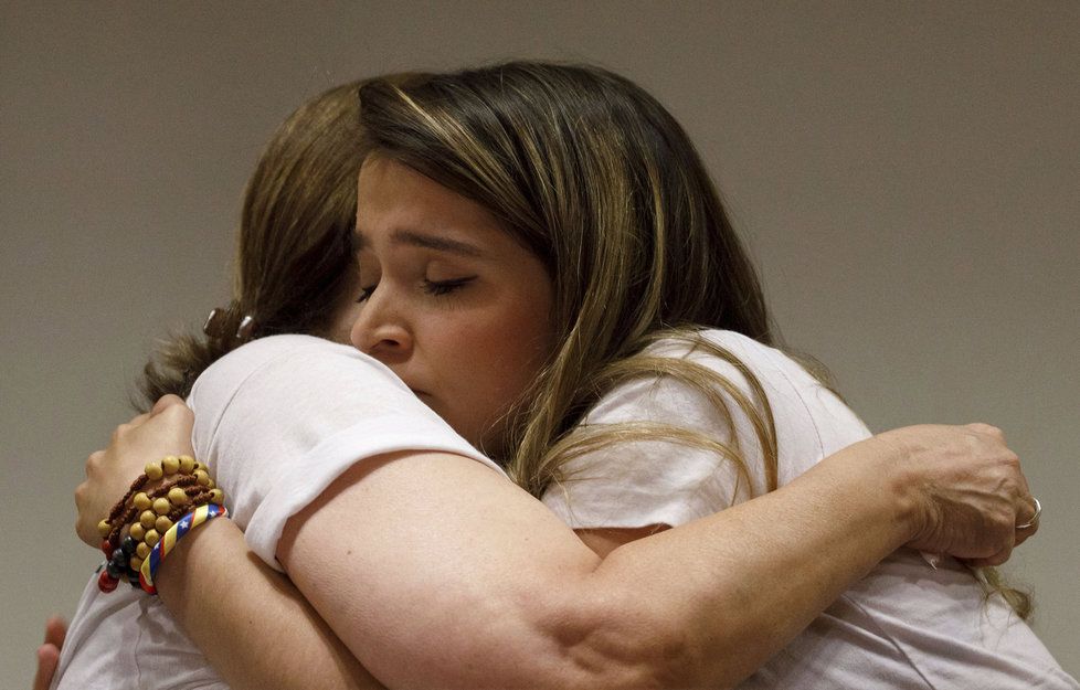 Manželka s dcerou pláčou pro bývalého starostu Caracasu Antonia Ledezmu, kterého zadržela venezuelská tajná služba.
