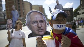 Lidé protestují kvůli situaci ve venezuelské vládě.