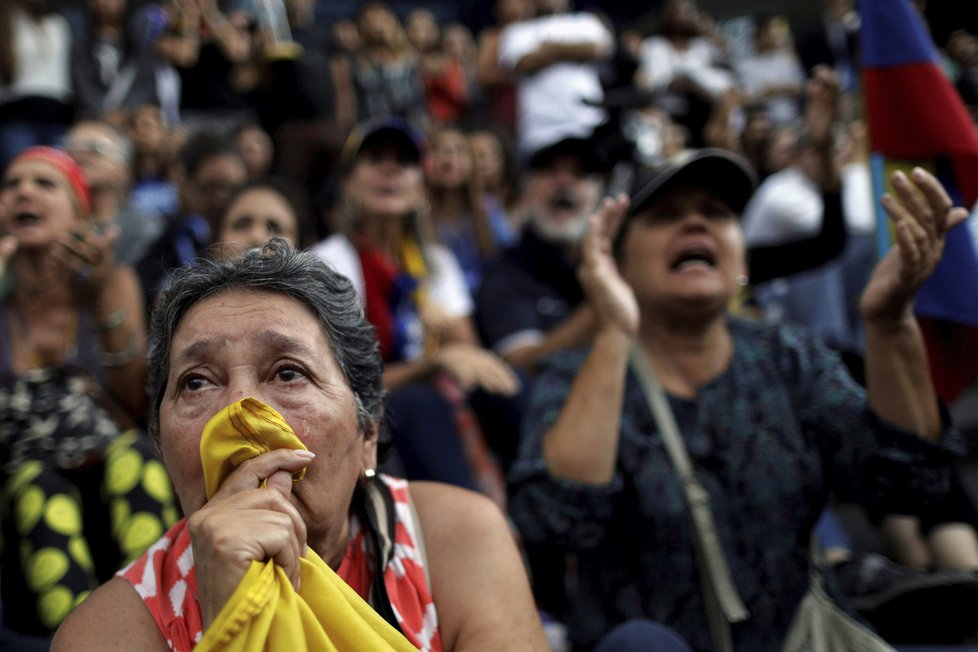 Lidé protestují kvůli situaci ve venezuelské vládě.