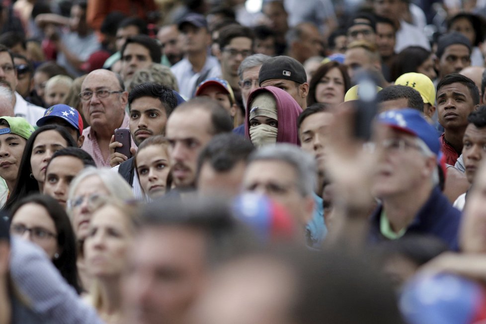 Lidé protestují kvůli situaci ve venezuelské vládě.