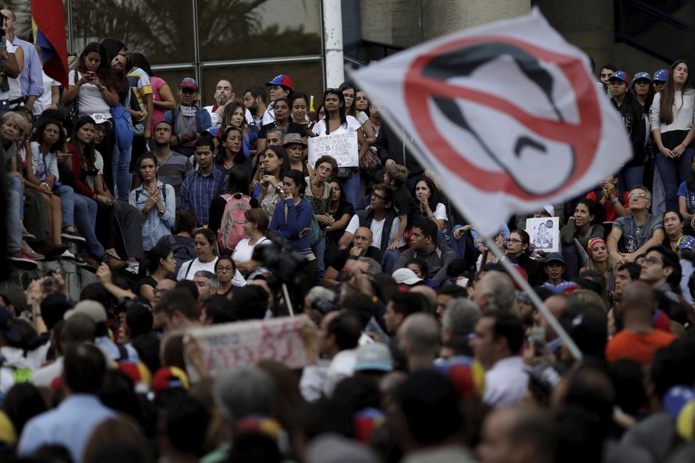 Lidé protestují kvůli situaci ve venezuelské vládě.
