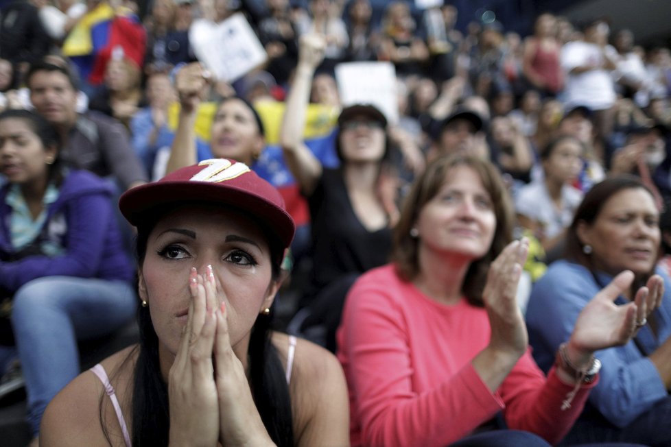 Lidé protestují kvůli situaci ve venezuelské vládě.